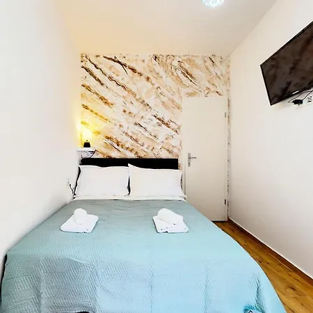 Gasthof New Modern Budget In Center Split