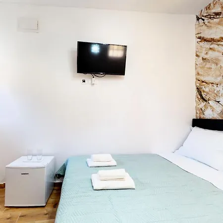 New Modern Budget In Center Gasthof